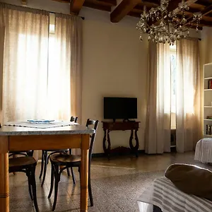 https://la-casa-di-enea.it-tuscanyhotel.com